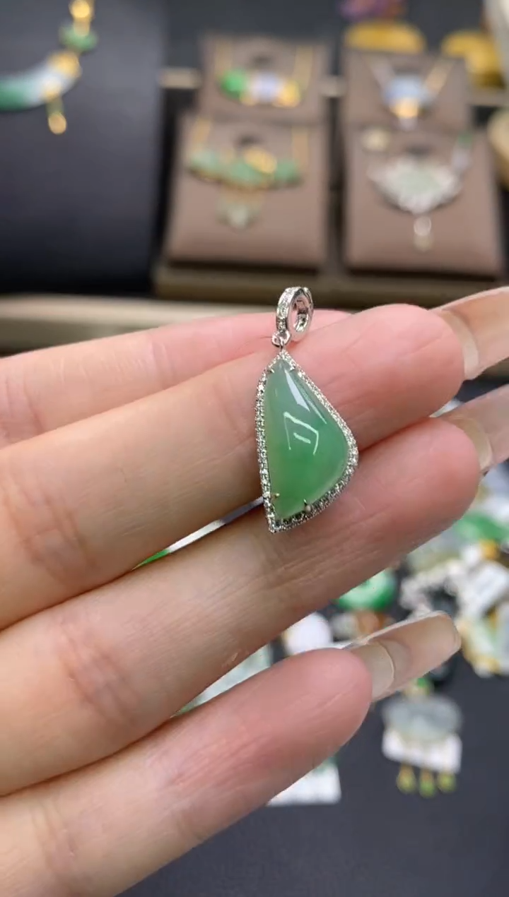 【闪购商品】翡翠颈饰18K金镶嵌净货18423