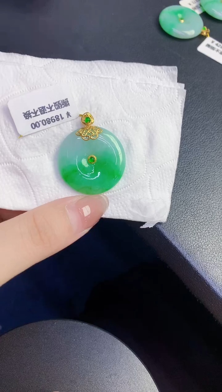 颈饰18K金镶嵌翡翠缅甸天然翡翠A货