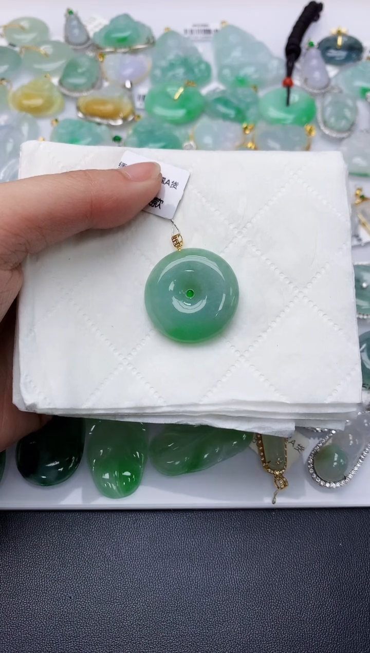 颈饰18K金镶嵌翡翠天然A货