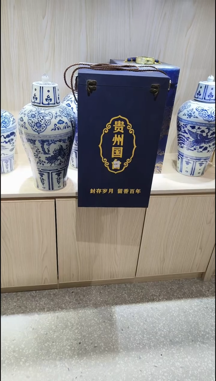 1个10斤装青花鬼谷子加1个带文字的礼盒