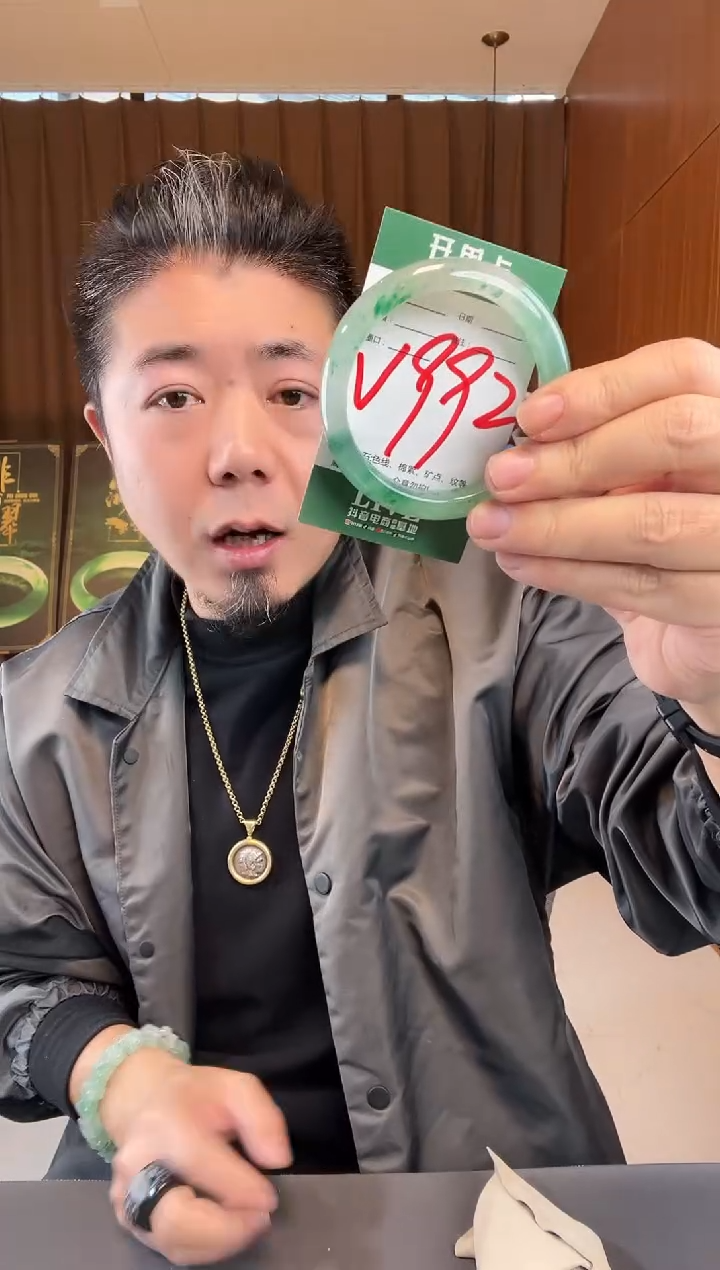 【闪购商品】石英质玉手镯未镶嵌非洲翠