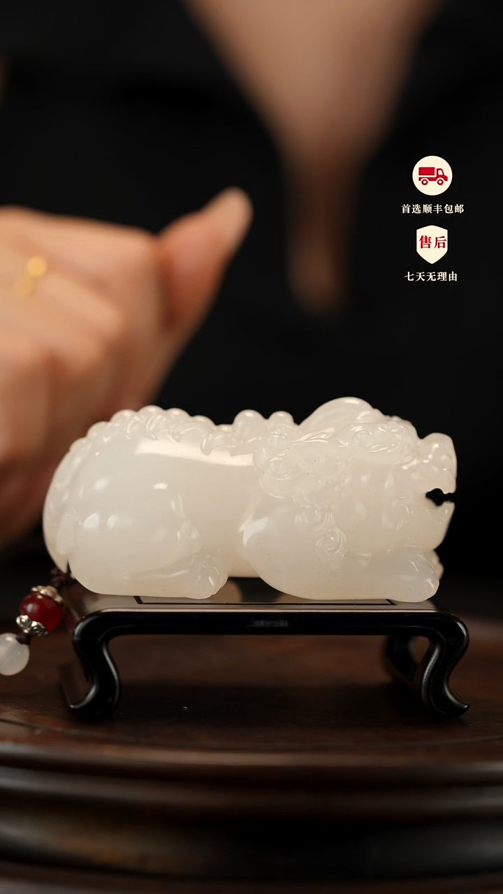 云南石荔枝白雕刻：守望貔貅手把件摆件