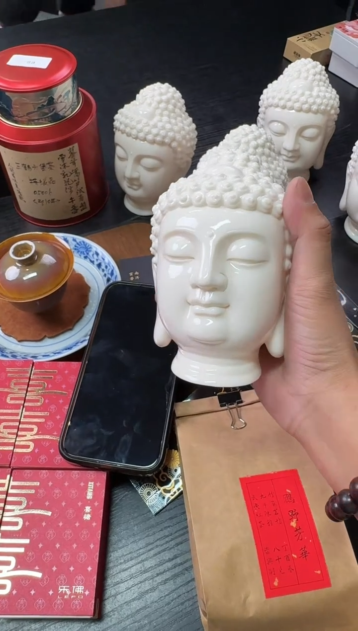 。浩白瓷佛像-----