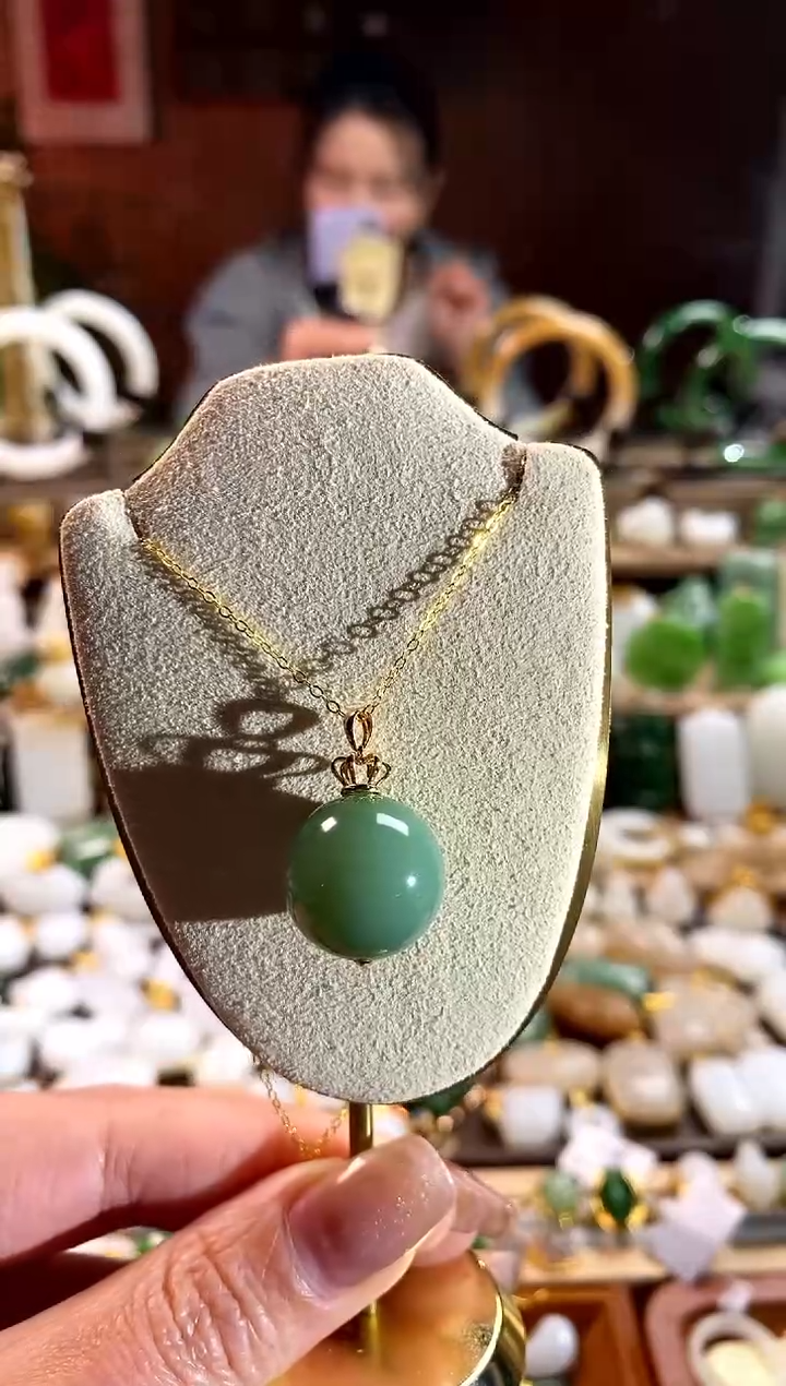【闪购商品】和田玉吊坠18K金镶嵌。