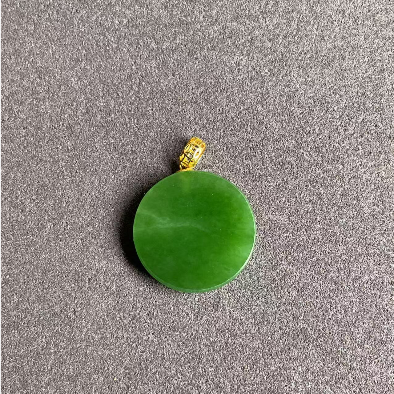 18K金镶嵌天然和田碧玉小圆牌无事牌吊坠气质精美挂坠冰绿
