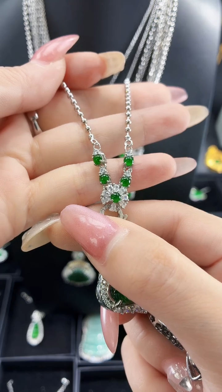 翡翠未镶嵌颈饰链子