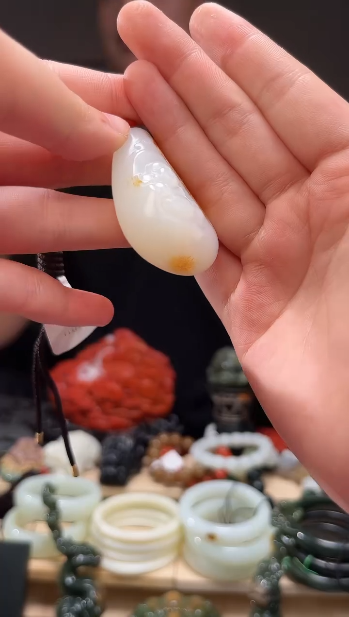 颈饰未镶嵌和田玉吊坠