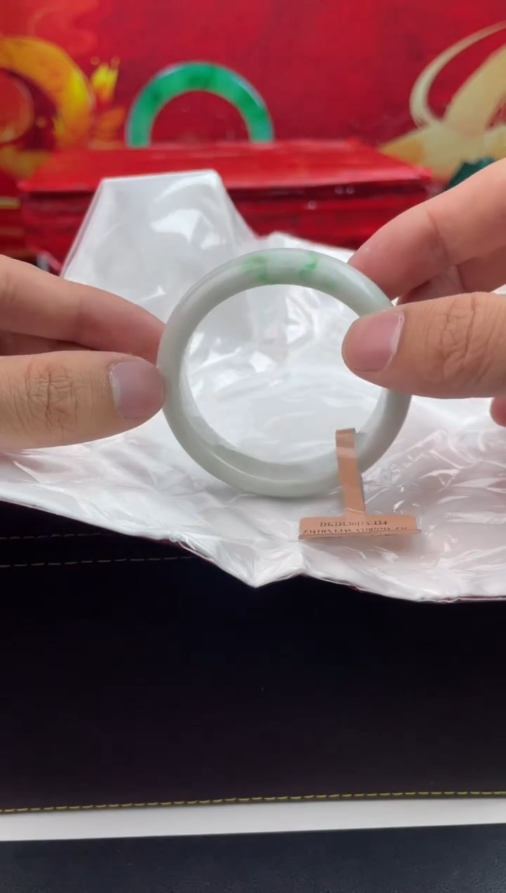 【闪购商品】翡翠手镯未镶嵌40翡翠手镯（微瑕）