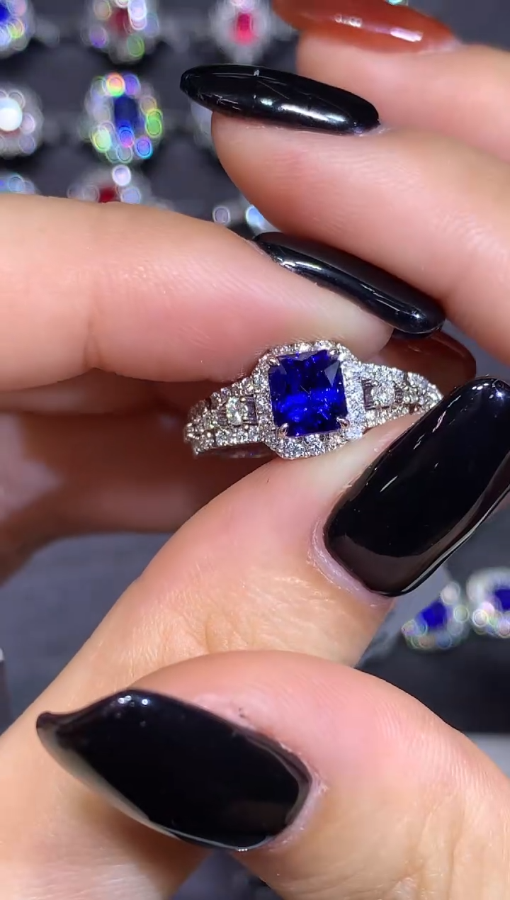 戒指蓝宝石18K金镶嵌1.5CT