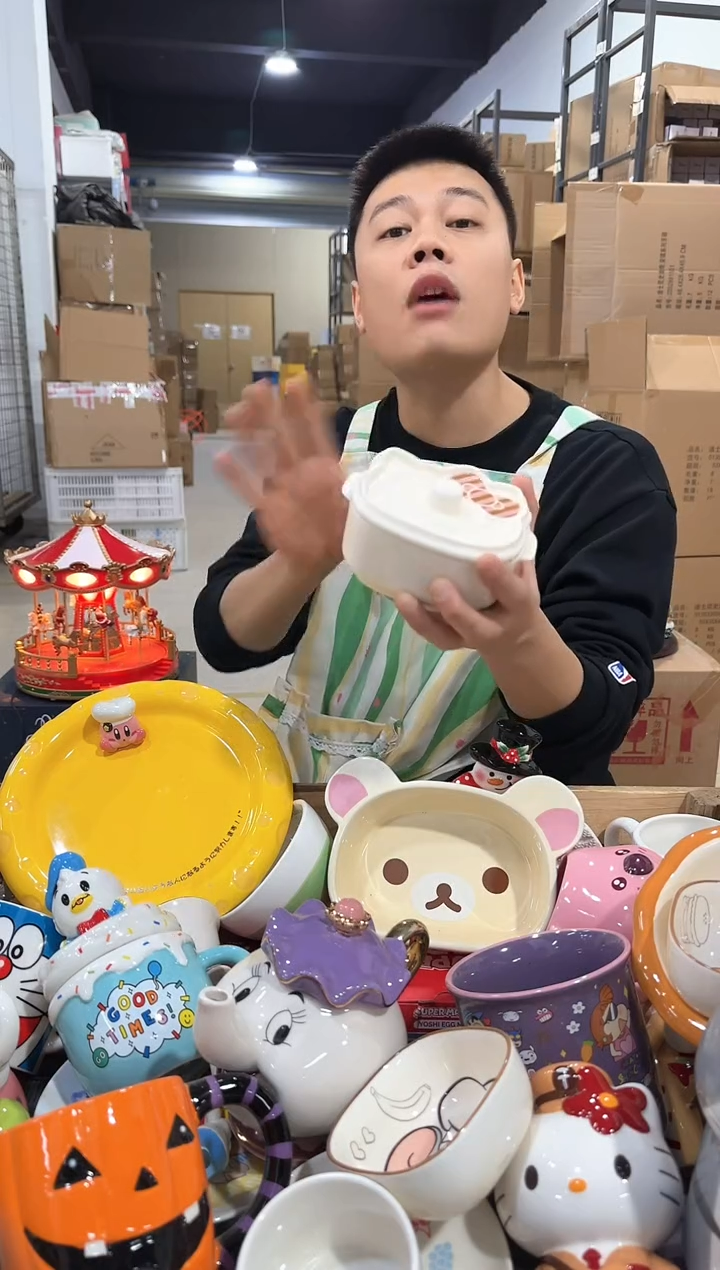 瓷片白色kt猫炖盅