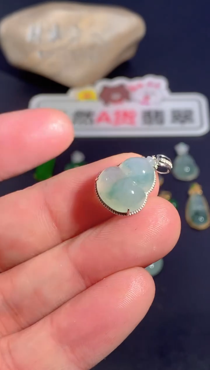 颈饰18K金镶嵌翡翠   