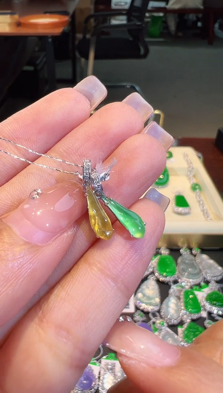 【闪购商品】翡翠吊坠(不含链)18K金镶嵌小滴溜