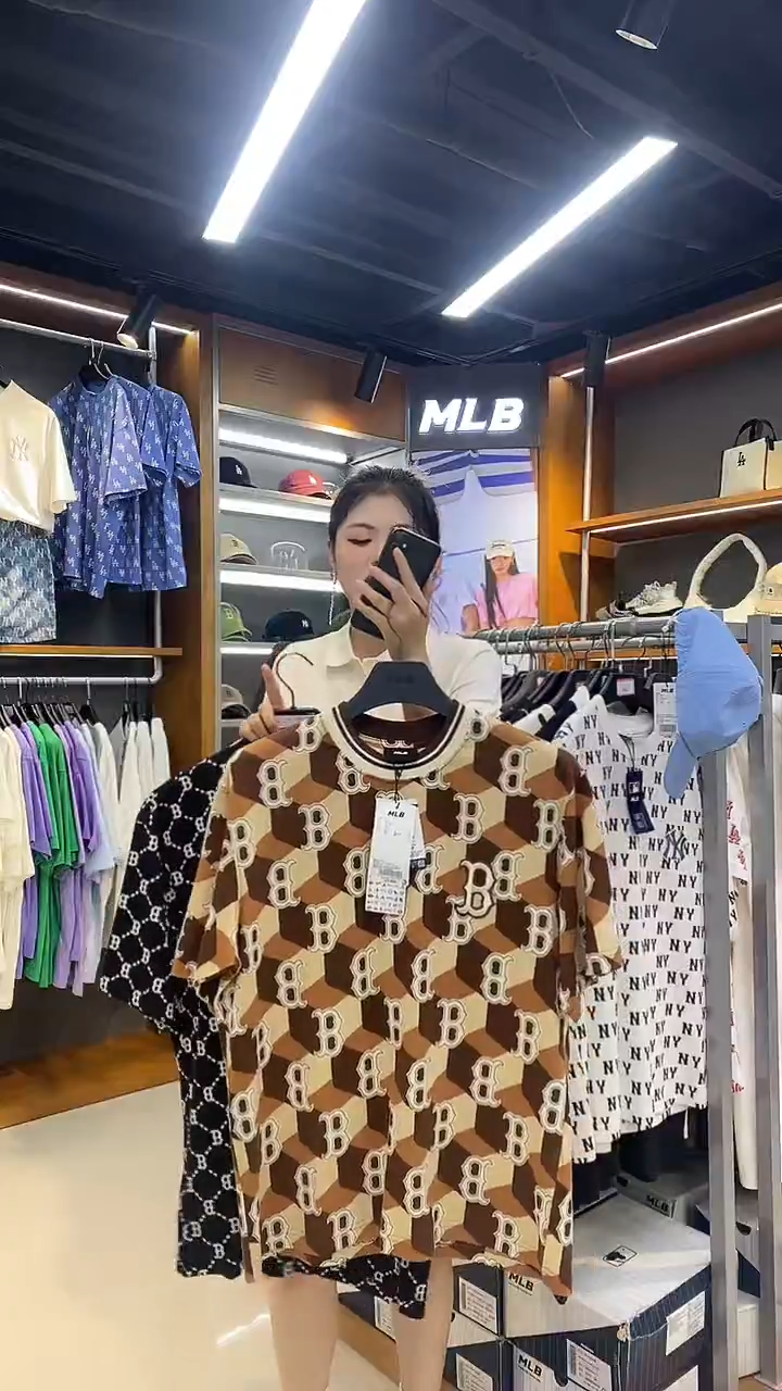主播手上的的卡其色老花