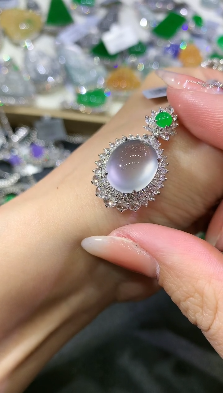 【闪购商品】翡翠吊坠(不含链)18K金镶嵌100-蛋面