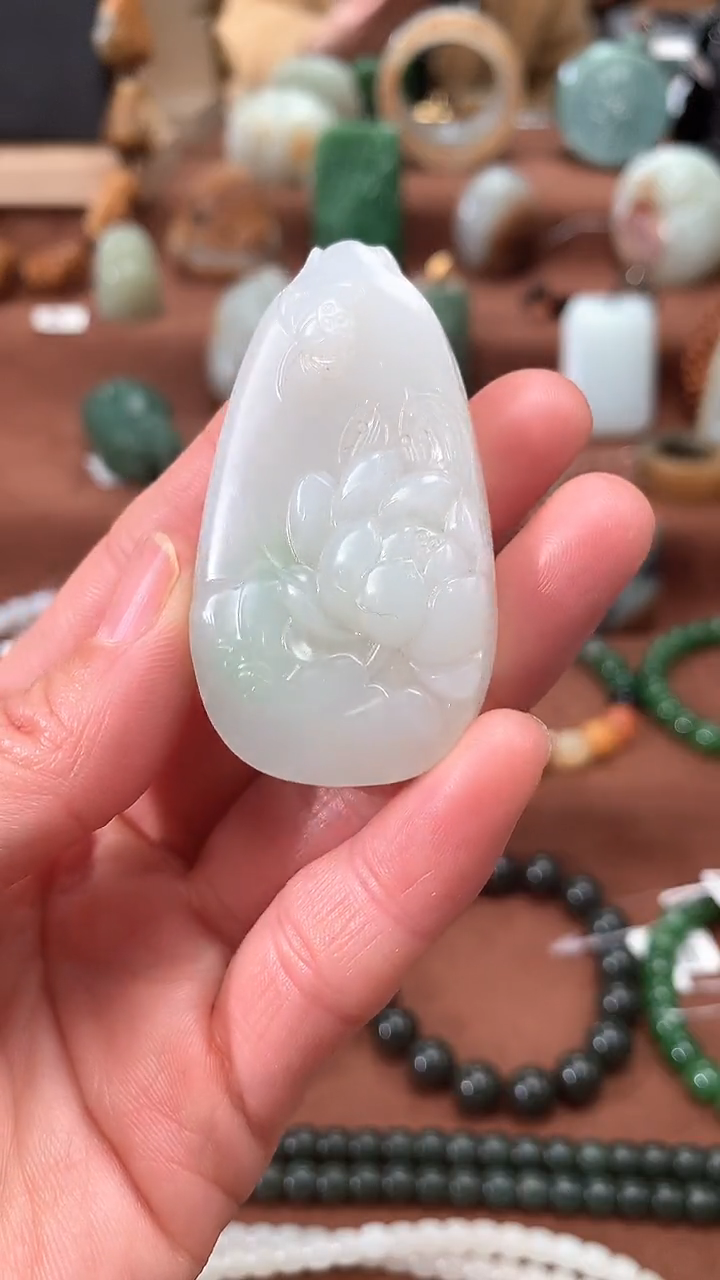 【闪购商品】和田玉吊坠(赠链)未镶嵌俏色翠青花牌