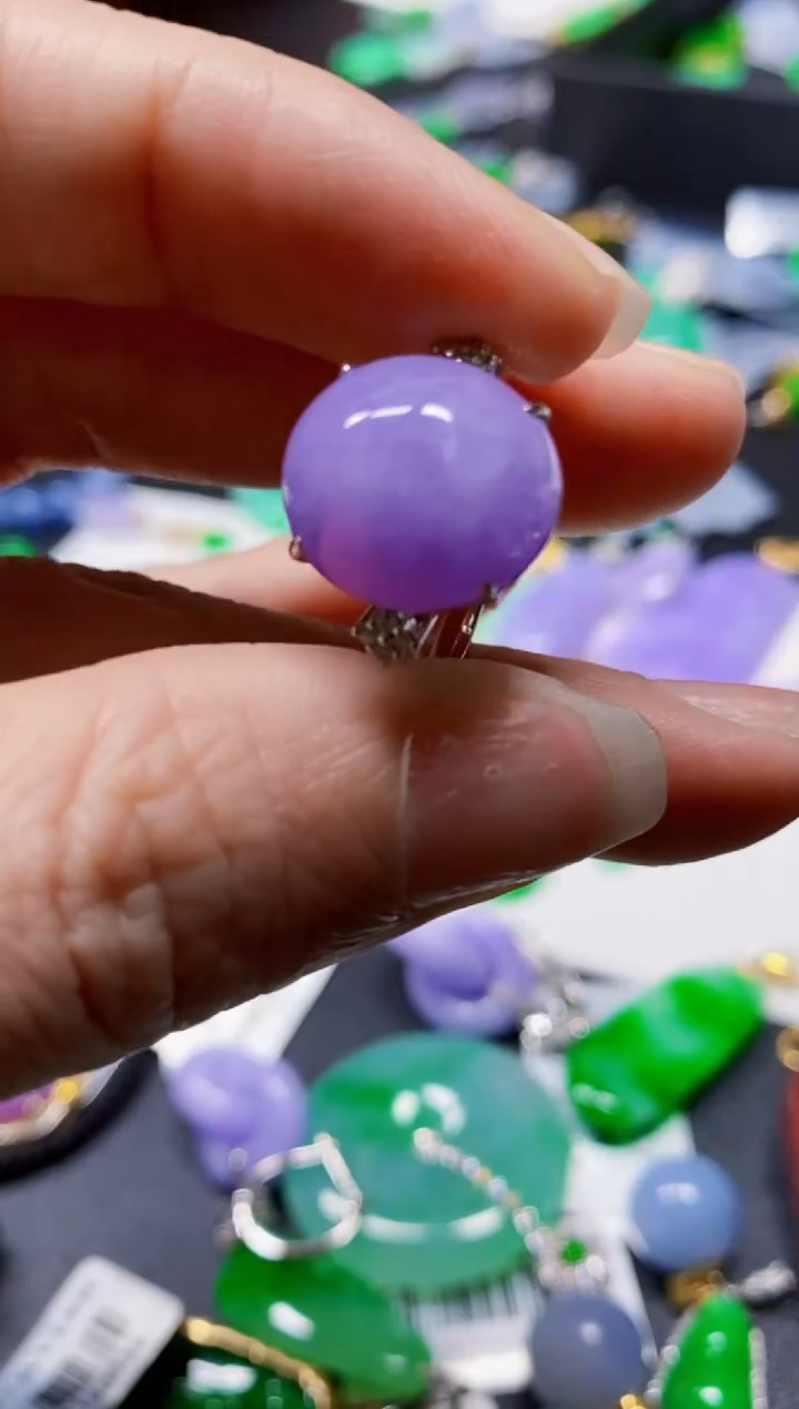 颈饰18K金镶嵌翡翠戒指