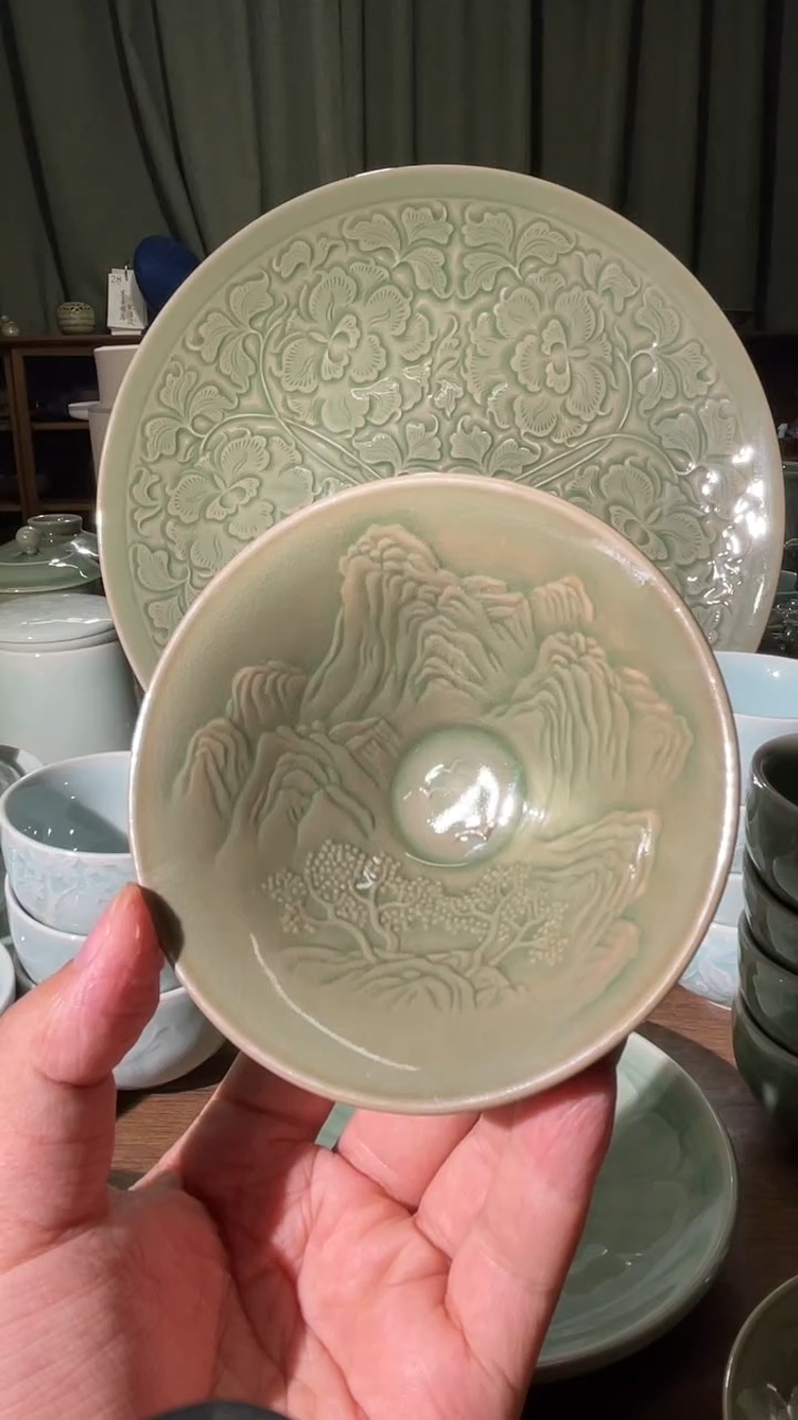 微瑕手握江山斗笠1只