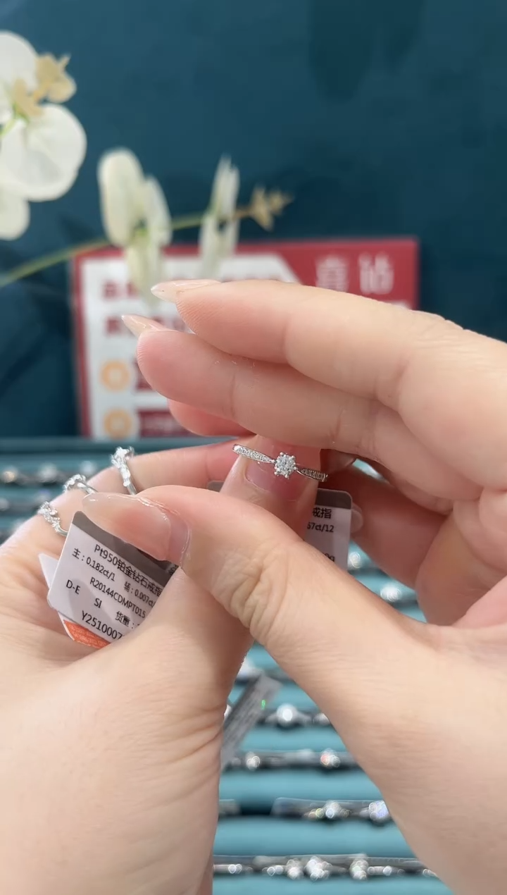 铂Pt950镶嵌戒托钻石18+7分hsi/12圈