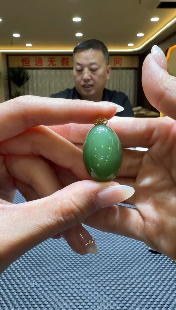颈饰18K金镶嵌和田玉挂件（多样性发一）