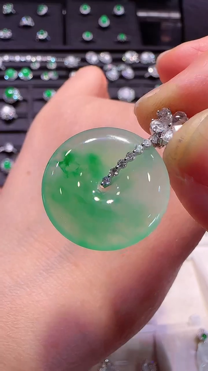 【闪购商品】翡翠颈饰18K金镶嵌平安扣