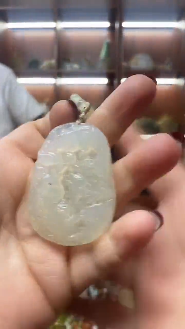 未镶嵌蛇纹石玉吊坠    