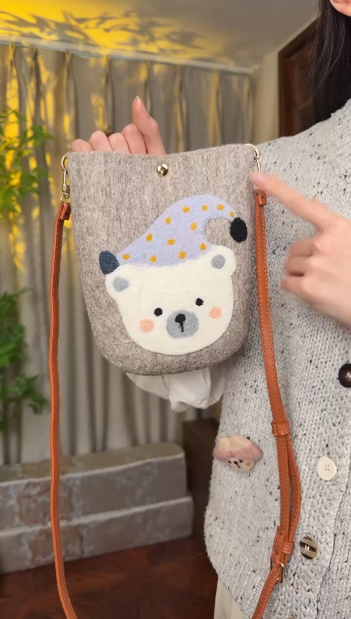 羊毛非遗羊毛毡包 手机包灰小熊