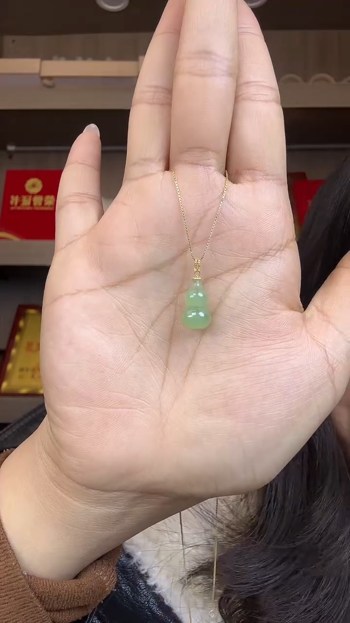 颈饰18K金镶嵌和田玉葫芦苹果绿吊坠