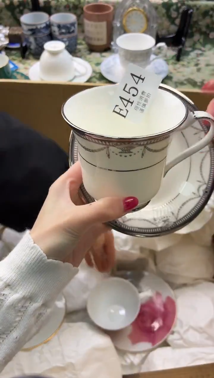 瓷片大**人       E454