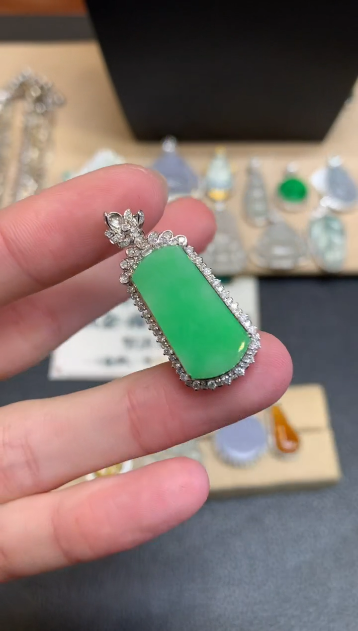 【闪购商品】翡翠颈饰18K金镶嵌无事牌【无服务费】