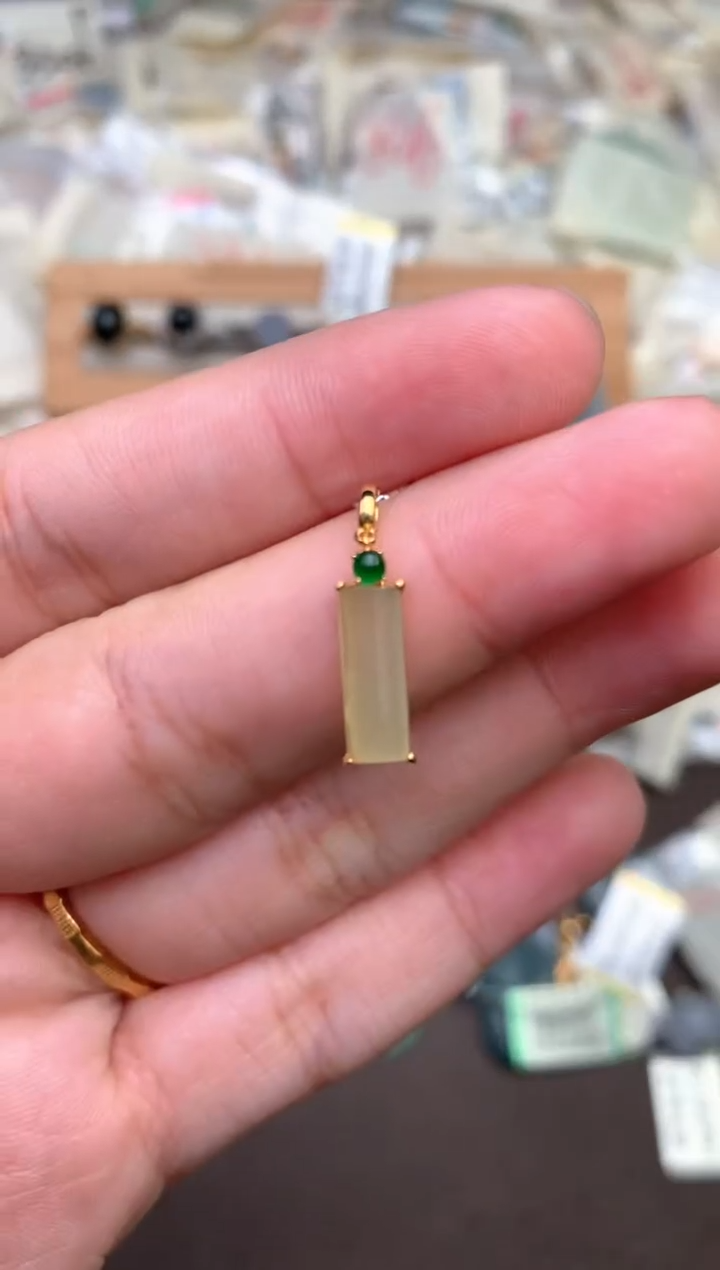 18K金镶嵌挂件翡翠 —