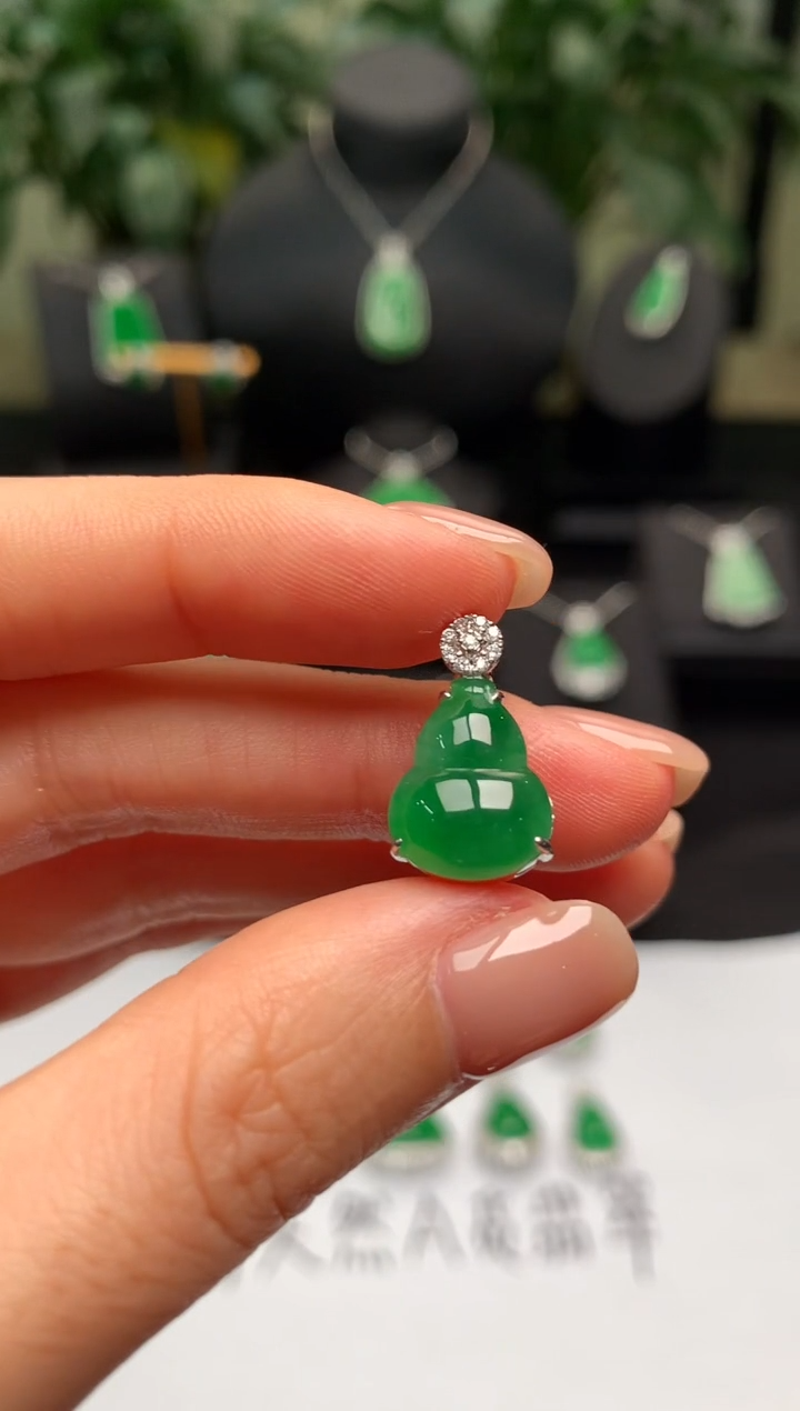 颈饰18K金镶嵌翡翠葫芦