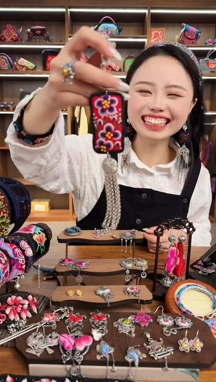 【闪购商品】织绣131蒙阿苏苗绣传承