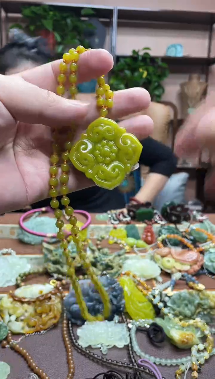 未镶嵌岫玉颈饰多样性发货发其中之一