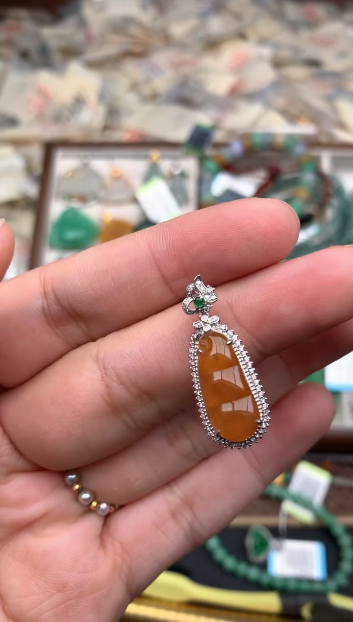 18K金镶嵌挂件翡翠一