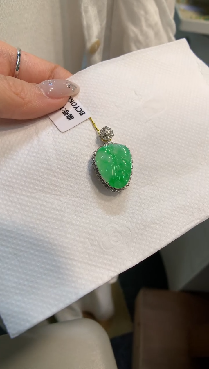 颈饰18K金镶嵌翡翠叶子