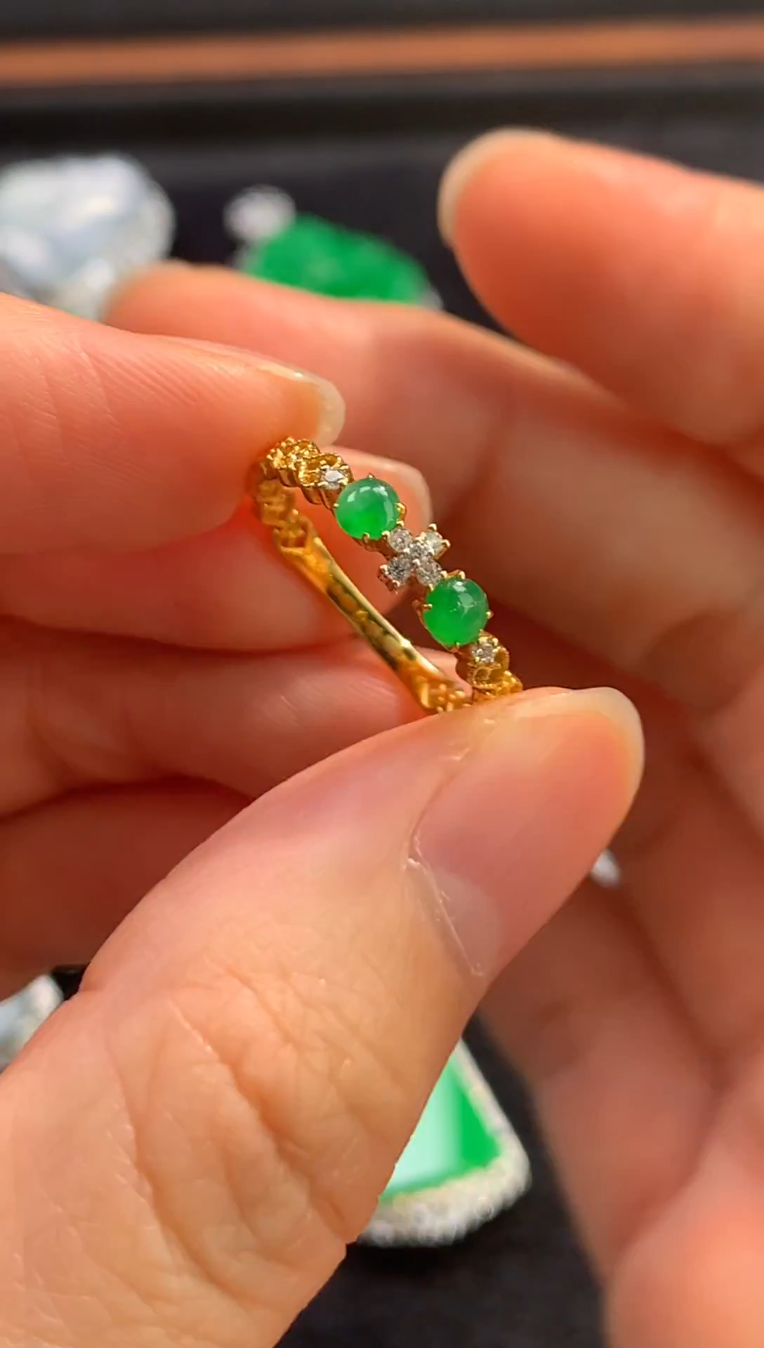 18K金镶嵌戒指翡翠绿蛋面戒指