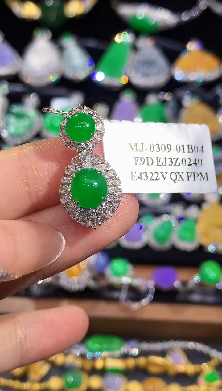 吊坠(不含链)18K金镶嵌翡翠多样性发其一