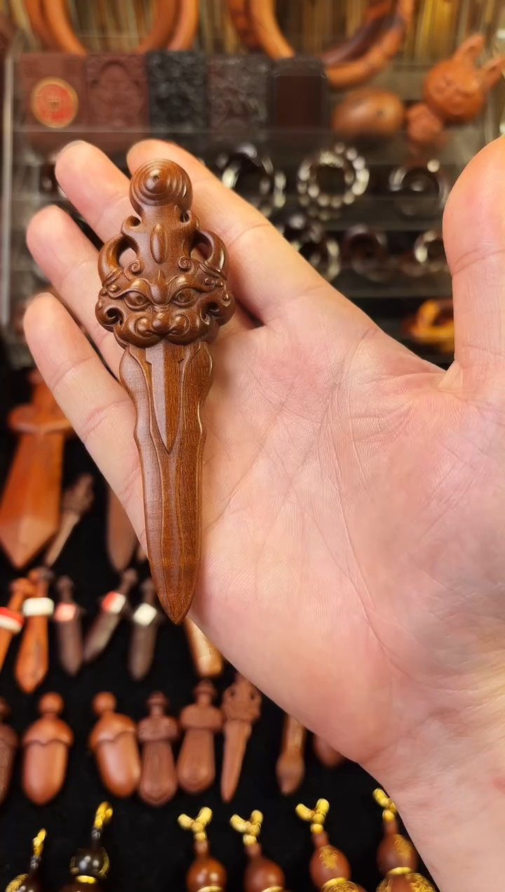 木木雕款雷枣老料狮咬剑    