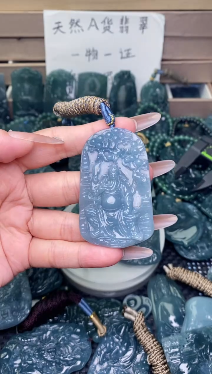 翡翠未镶嵌颈饰          