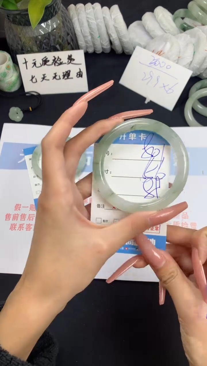 【闪购商品】石英质玉手镯未镶嵌A801