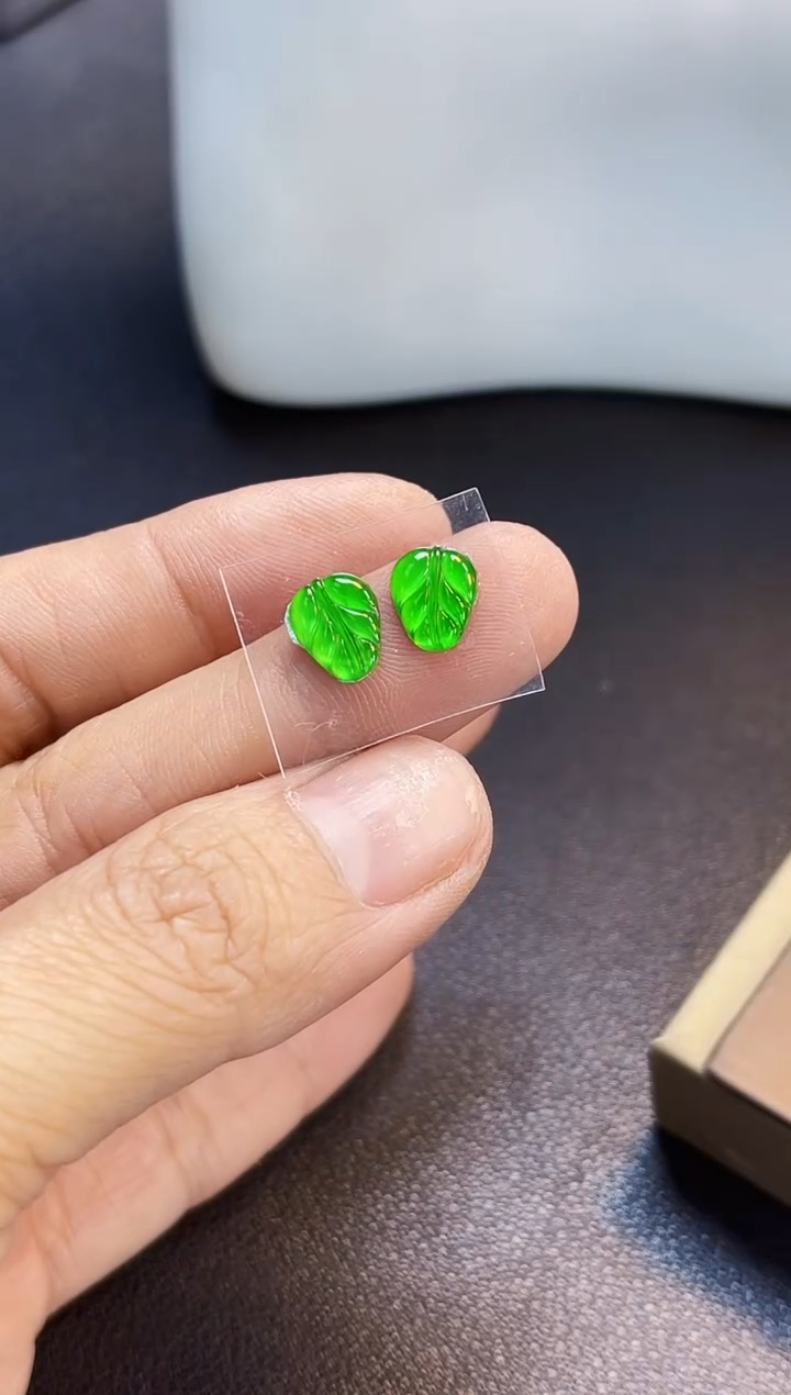 裸石翡翠霞13阳绿叶子一对8.7*6.8*1.8