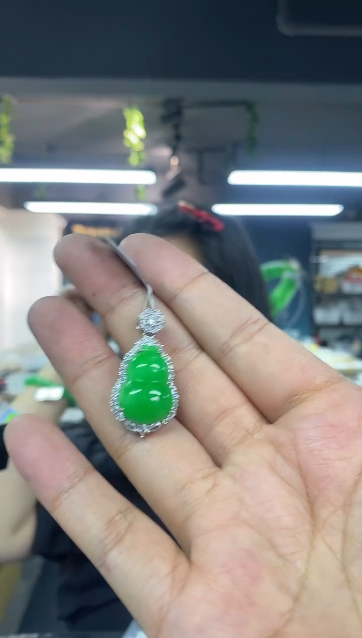 翡翠未镶嵌颈饰多样性发其一颜色微差