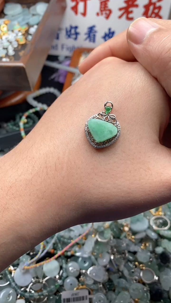 【闪购商品】翡翠颈饰未镶嵌哥哥