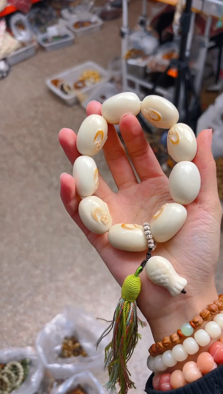吊坠菩提根/象牙果大卡白色花兔手持