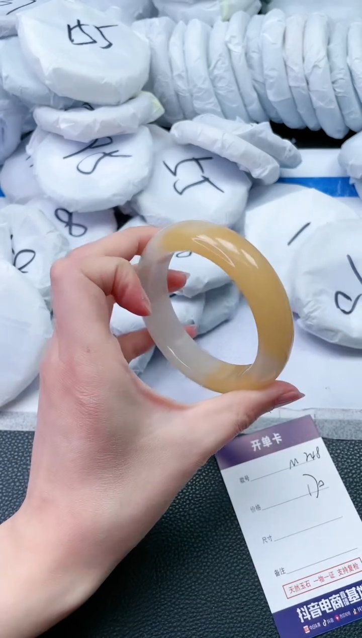 【闪购商品】石英质玉手镯未镶嵌M248