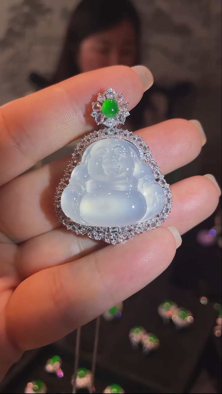 翡翠18K金镶嵌颈饰吊坠