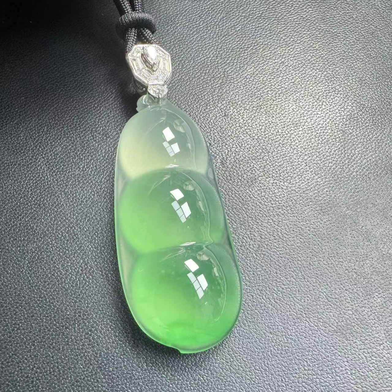 缅甸天然A货翡翠  甜阳绿玻璃种福豆