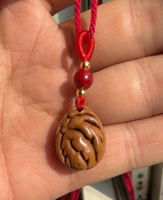 纯天然桃枭水滴挂件送闺蜜送恋人高油性高密度手编带绳桃核吊坠