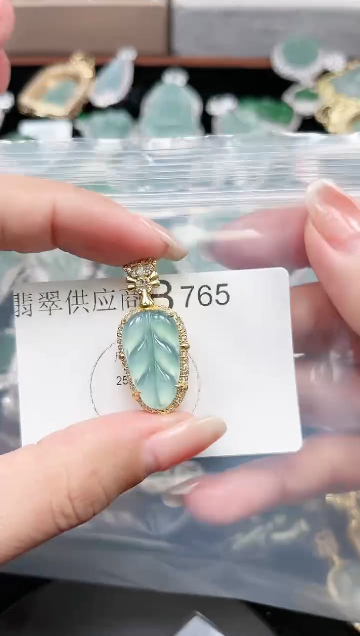 【闪购商品】翡翠颈饰未镶嵌765赠皮绳