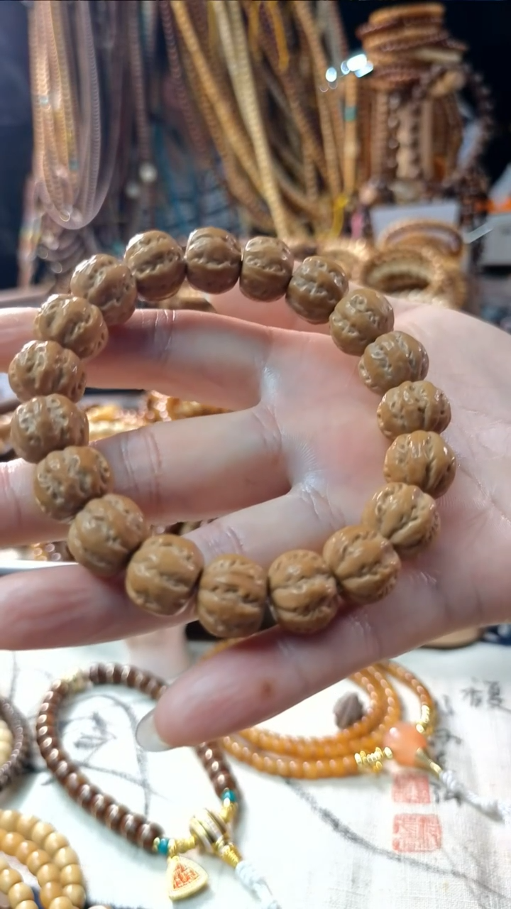 猴头核桃手串猴头核桃雕刻的京八棱手串